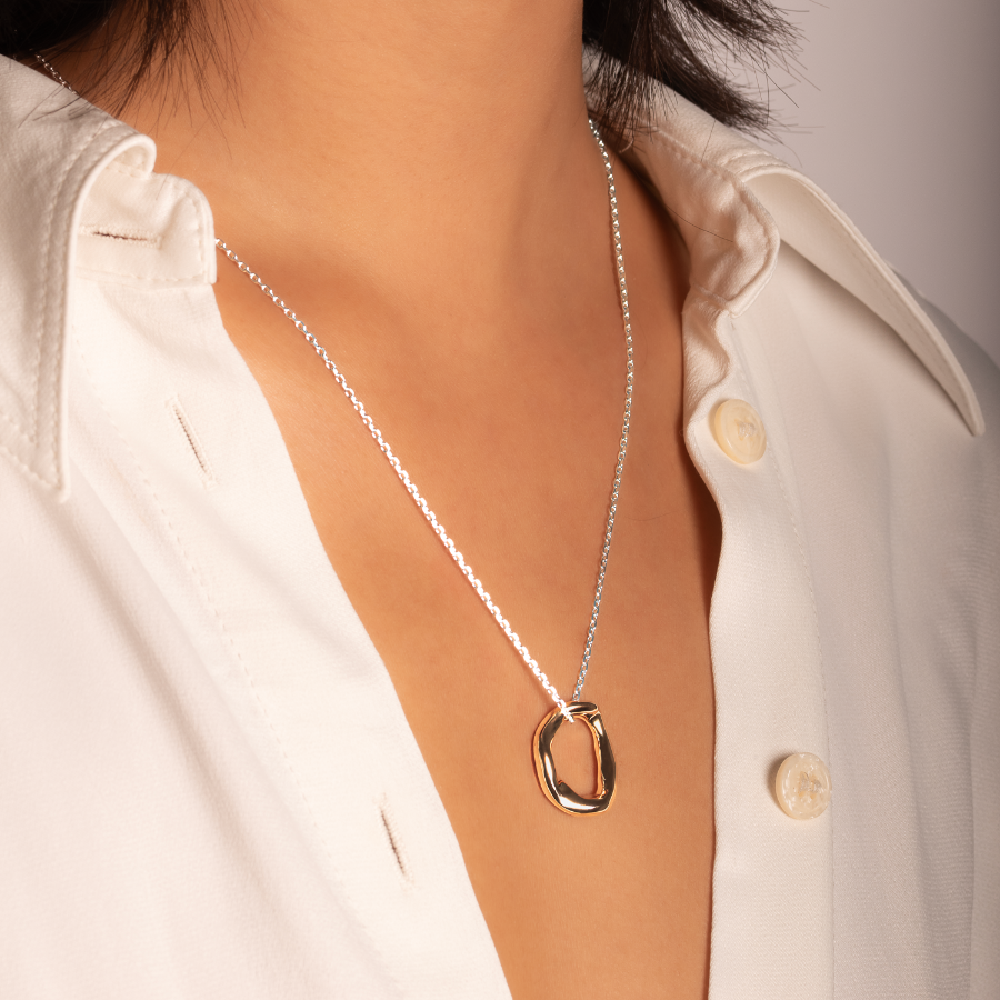 Collier en argent et en plaqué or avec un pendentif irrégulier