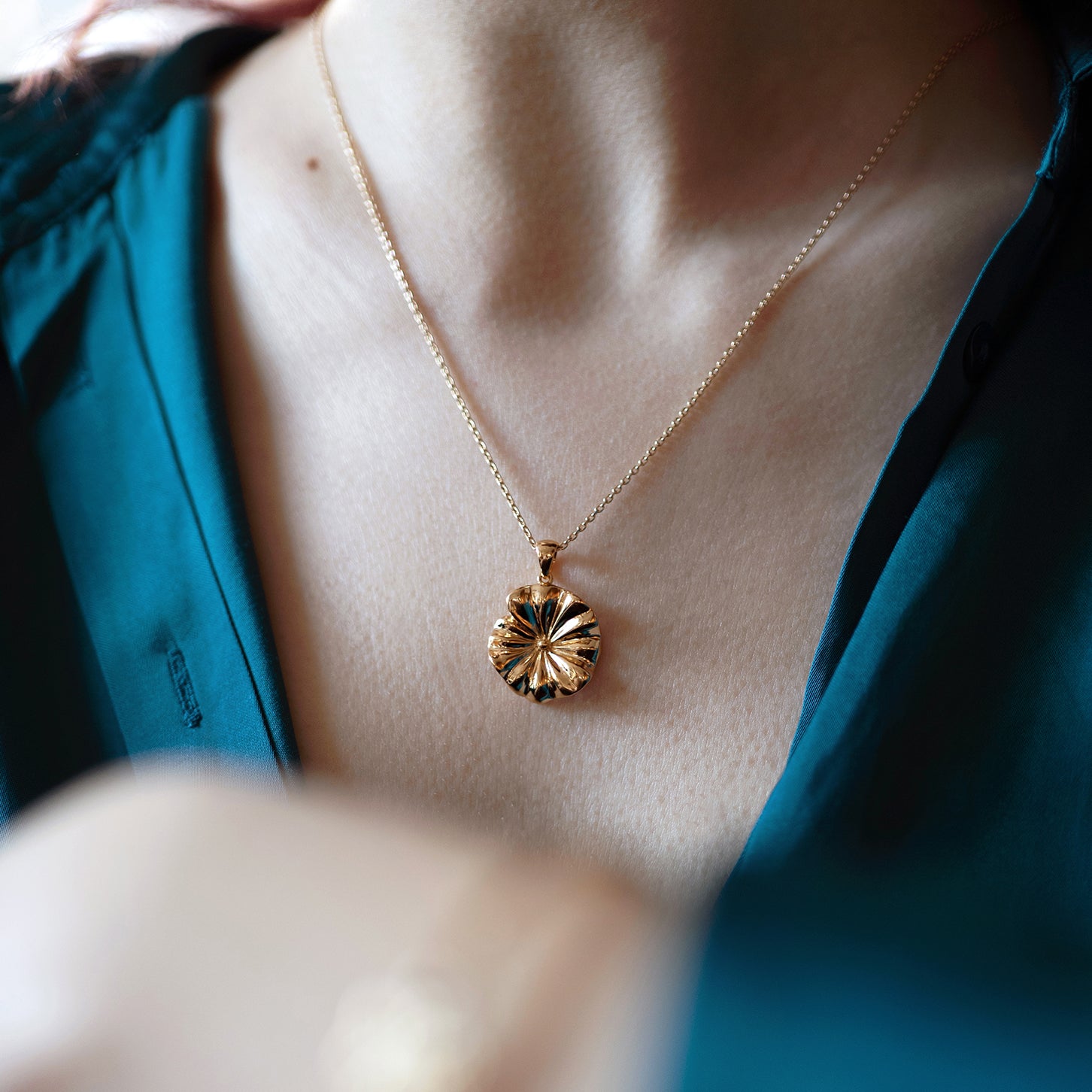 Philia Paris - Collier Lotus Plaqué Or1