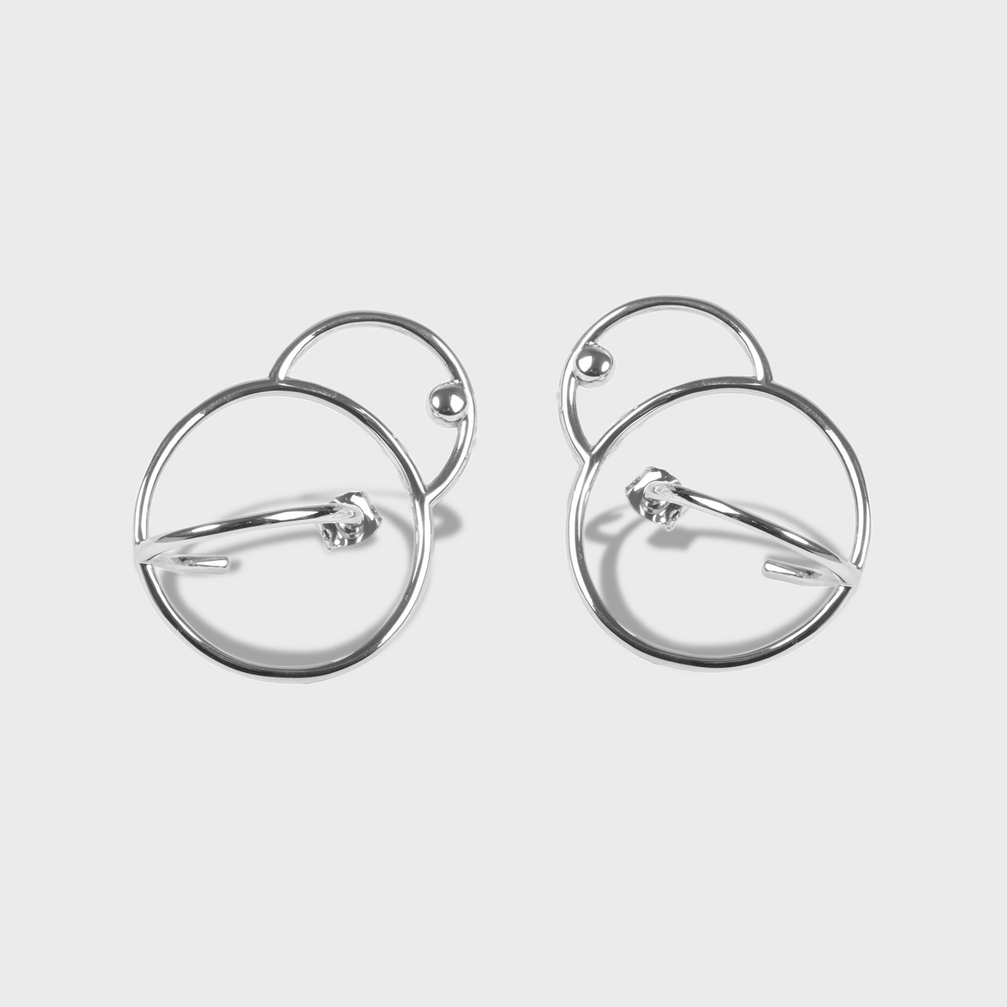Boucles d'oreilles en argent composées de deux anneaux rappelant une éclipse 