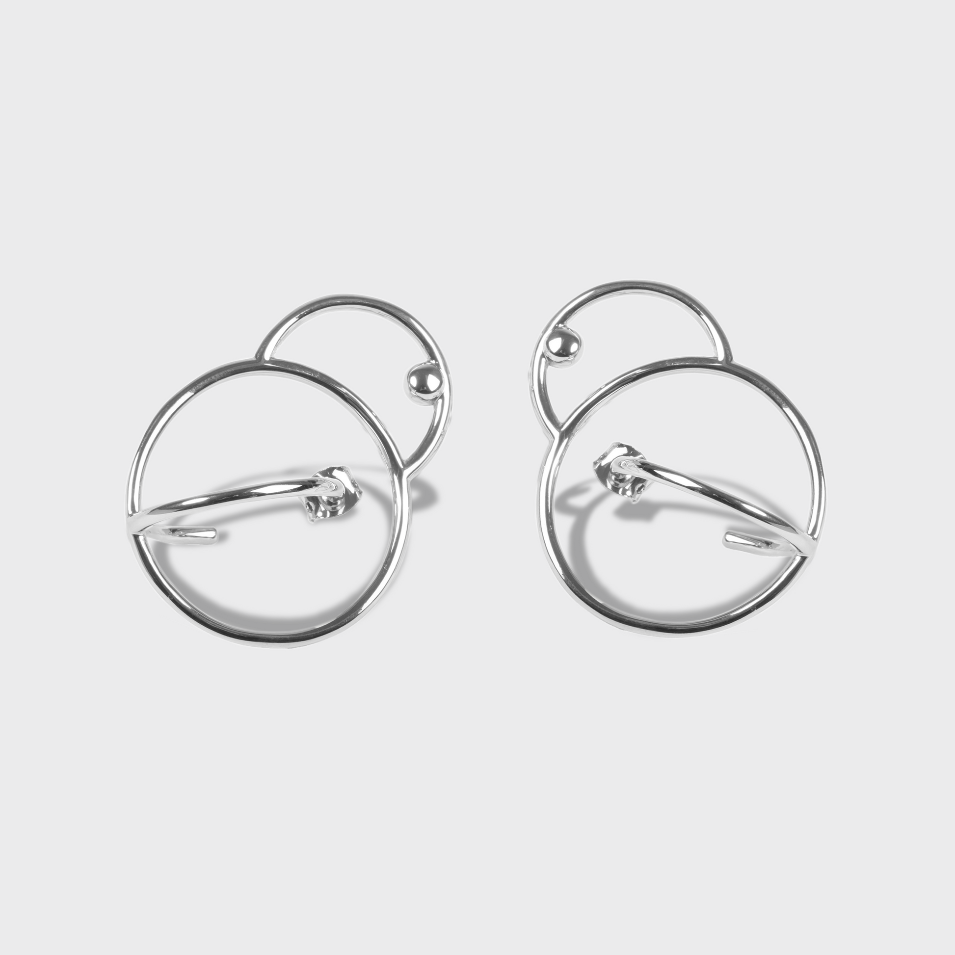 Boucles d'oreilles en argent composées de deux anneaux rappelant une éclipse 