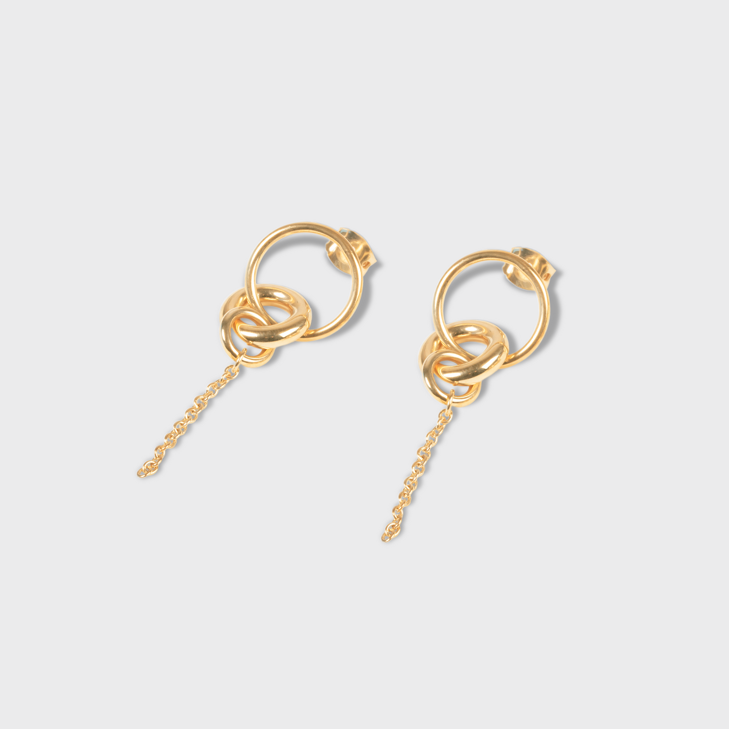 Boucles d'oreilles en plaqué or  composées de trois anneaux aux tailles et épaisseurs différentes, et une chaine 