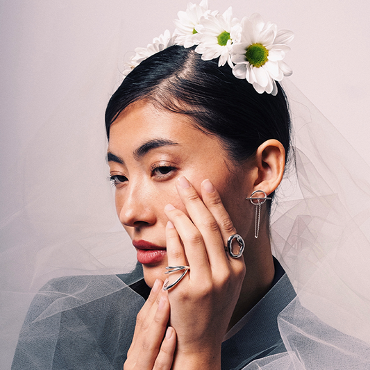 Boucles d'oreilles en argent planète avec une chaine pendante 