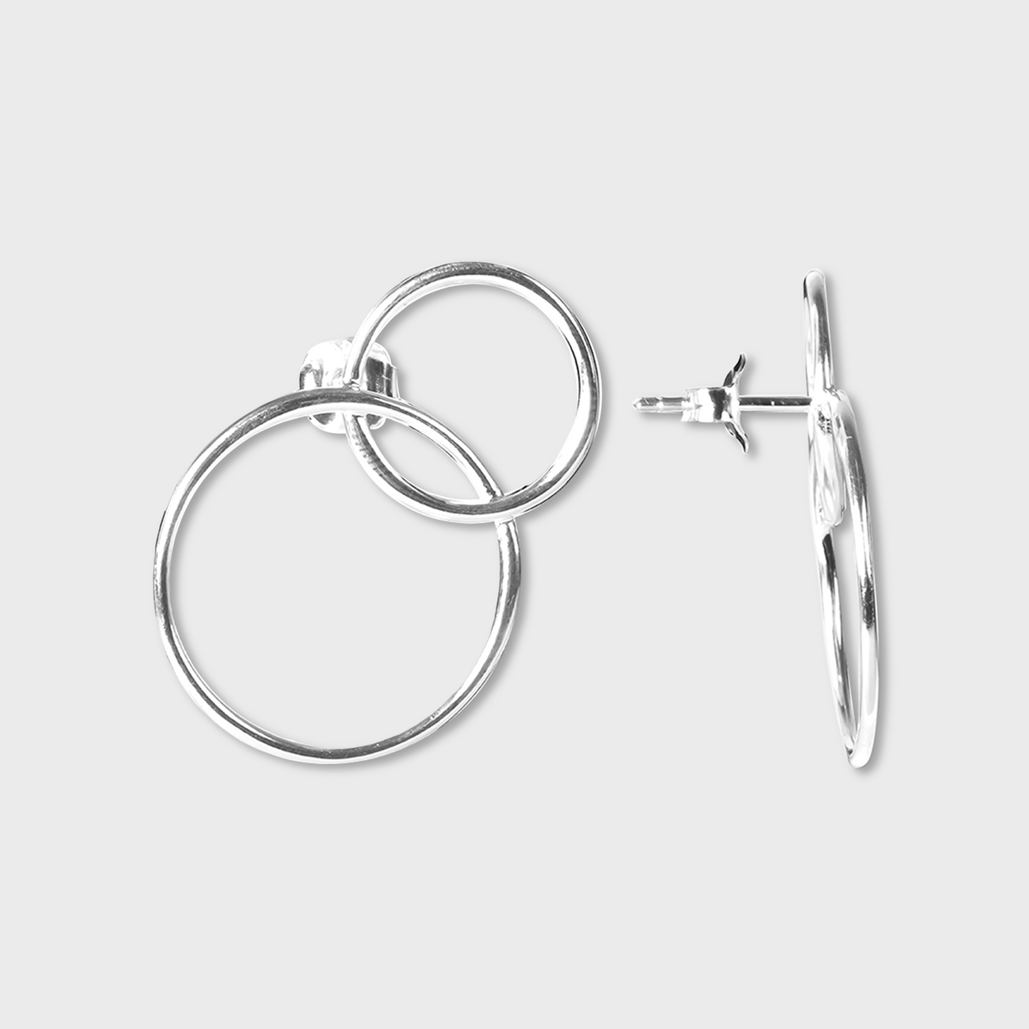 Boucles d'oreilles avec deux anneaux entremêlés dont un plus grand que l'autre en argent 