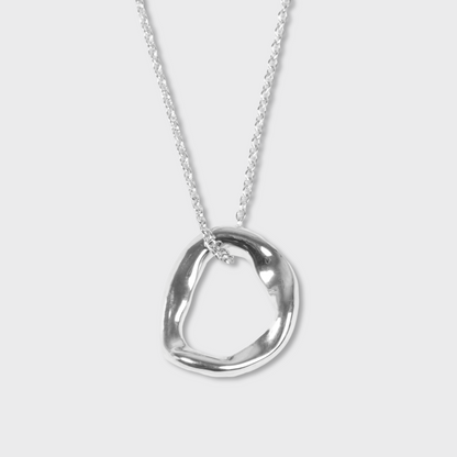 Collier avec une chaine fine et un pendentif irrégulier en argent 925