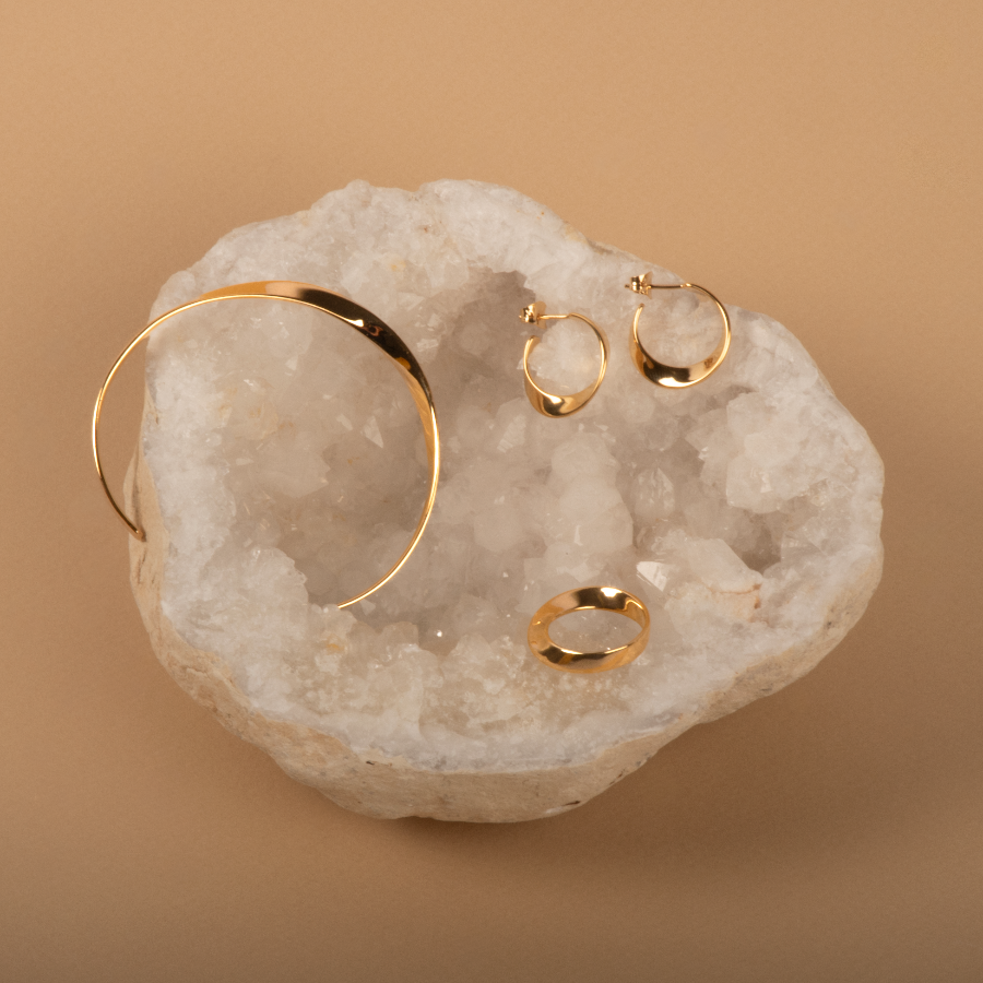 Coffret de bijoux en plaqué or contenant un e bague, une paire de créoles et un jonc torsadé