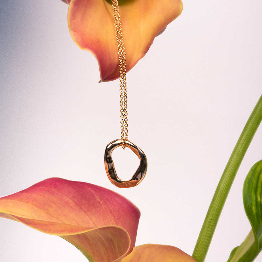 Collier en plaqué or avec une chaine à maille fine et un pendentif irrégulier 